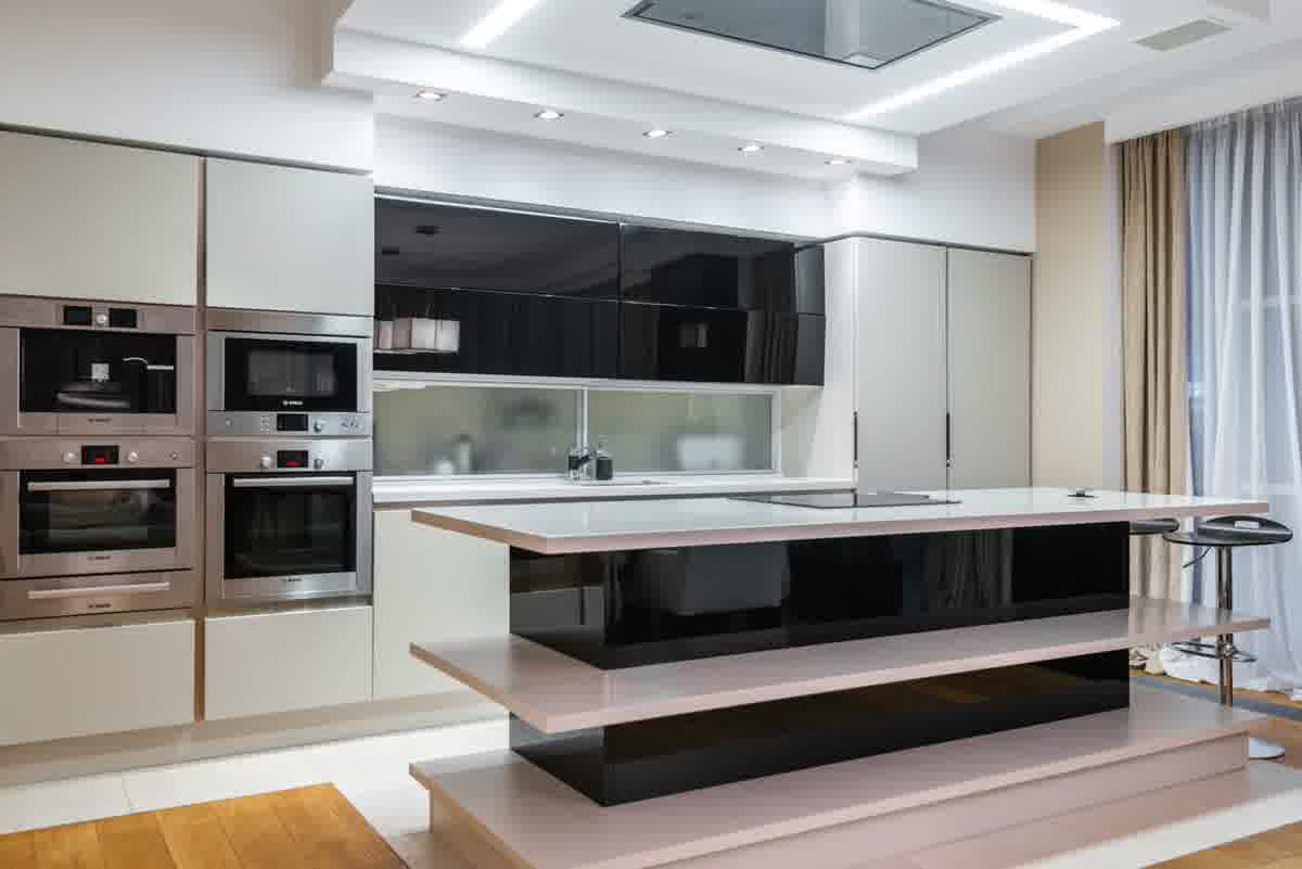 Desain interior kamar tidur minimalis modern dengan palet netral dan pencahayaan ambient.